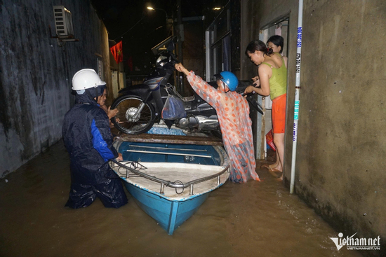 Bão số 1 gây mưa như trút, người dân Đà Nẵng trắng đêm chạy ngập