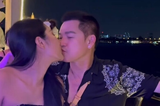 Diễn viên Quang Minh khóa môi cực ngọt với bạn gái kém 37 tuổi