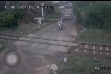 Khoảnh khắc 2 người đi xe máy vượt rào chắn bị tàu khách từ Hà Nội tông tử vong