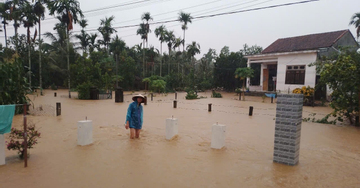 Lũ tràn vào trong đêm, người dân thốt lên 'không kịp trở tay'