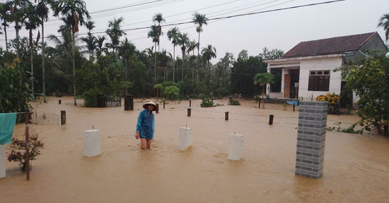 Lũ tràn vào trong đêm, người dân thốt lên 'không kịp trở tay'