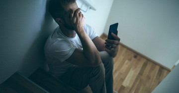 Lướt mạng xã hội, người đàn ông bất ngờ phát hiện vợ mình có chồng mới
