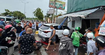 Ô tô 5 chỗ hất văng xe máy rồi lao vào nhà dân, 1 người ngồi trước cửa tử vong