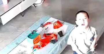 Phụ huynh bận kiếm tiền để con nhỏ ở nhà 1 mình trong tháng nghỉ hè, cảnh tượng trích từ camera khiến mẹ bật khóc