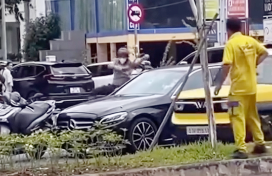 Thanh niên đi SH chặn đầu, đập phá ô tô Mercedes ở Thủ Đức