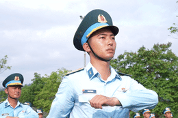 Bộ đội PK-KQ khổ luyện diễu binh, rộp chân với tạ nặng, nắng gắt