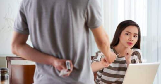 Chồng tôi hào phóng với cả thiên hạ nhưng lại chi li đến phát sợ với vợ con