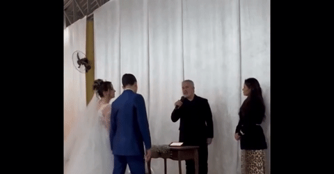 Chú rể ngất xỉu trong đám cưới vì nhan sắc gây bất ngờ của cô dâu