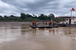 Clip công binh vận hành phà quân sự ở Phong Châu