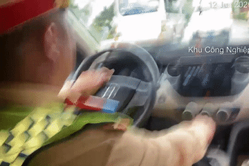Clip kịch tính bên trong khoang lái của trung tá công an đưa người đột quỵ đi cấp cứu