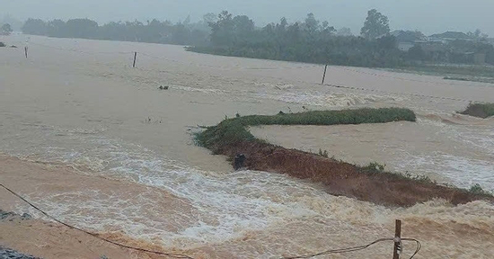 Mưa xối xả gây vỡ đập ở Quảng Bình, ngập sâu ở Huế, Quảng Trị