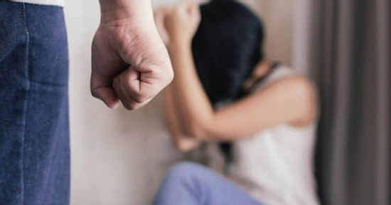 Nữ giáo viên bị chồng đánh mắng, bóp cổ, tát vào đầu vì hỏi 'ăn cơm chưa' không trả lời