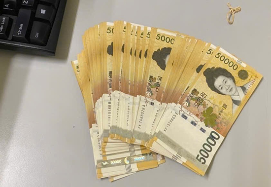 Nữ hành khách Hàn Quốc bỏ quên 5 triệu won tại sân bay Nội Bài