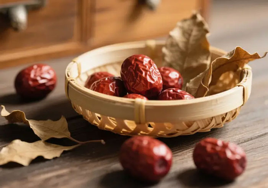 Ăn táo đỏ sai cách chẳng những không bổ huyết mà còn sinh đờm! 5 nhóm người càng ăn càng suy yếu