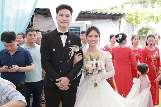 Hẹn hò qua ô cửa sổ, cặp đôi nhà sát vách ở Hà Nội có màn đón dâu thần tốc