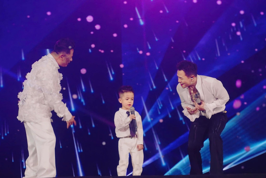 Tranh cãi con trai 4 tuổi của Bằng Kiều hát concert Anh trai vượt ngàn chông gai