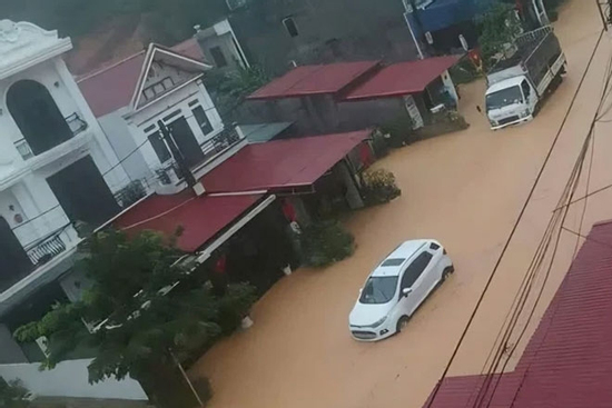Lạng Sơn hóa biển nước sau cơn mưa lớn, nhiều ô tô mắc kẹt trên đường