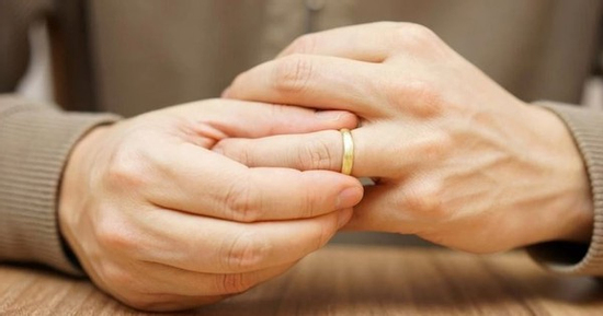 Phát hiện vợ ngoại tình với hàng xóm, chồng làm một việc khiến ai nấy sốc nặng