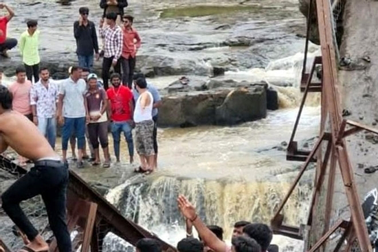 Sập cầu ở Ấn Độ: Ít nhất 6 người thiệt mạng, nhiều người bị cuốn trôi