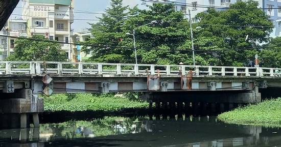TP HCM: Phát hiện bé gái sơ sinh trong túi nilon ở khu vực cầu Chu Văn An