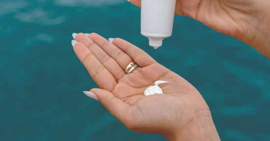 Gương mặt bị tàn phá bởi mỹ phẩm mua trên mạng, cô gái cầu cứu bác sĩ