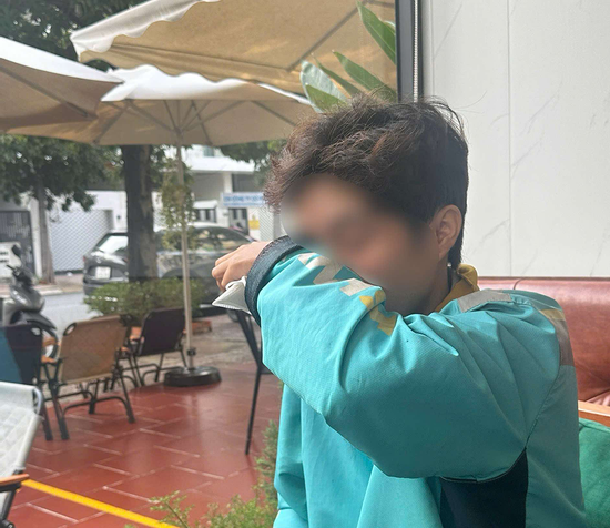 Người đàn ông xuống ô tô đạp ngã nữ tài xế xe ôm khai gì với cơ quan công an?
