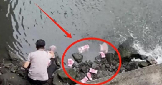 Tiền rơi đầy mặt sông, thanh niên xuống vớt 2 túi to và sự thật gây ngỡ ngàng