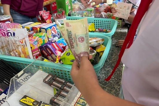 Con tôi bị cô lập vì không có tiền tiêu vặt để mua đồ ăn cổng trường