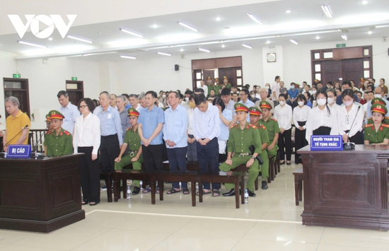 Hơn 100 bị hại xin giảm nhẹ hình phạt cho bị cáo Trịnh Văn Quyết và em gái