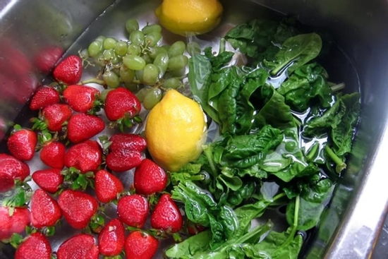 Chuyên gia hướng dẫn cách rửa rau loại bỏ thuốc trừ sâu, chất kích thích