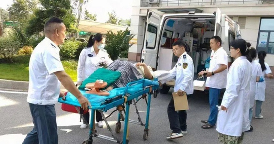 Đầy bụng đi khám, người phụ nữ sốc nặng khi sinh ra bé trai nặng 2,5kg