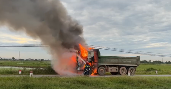 VIDEO: Xe ben bất ngờ bốc cháy khi đang chạy trên đường, tài xế nhảy khỏi cabin thoát thân