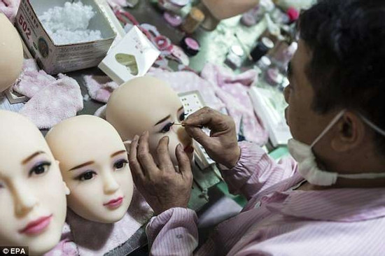 Bên trong nhà máy sản xuất búp bê người lớn AI