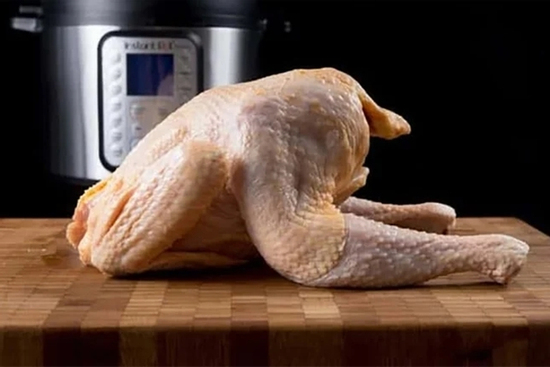 Cách luộc gà không cần nước cực nhanh bằng nồi áp suất