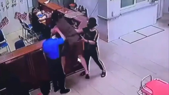 Clip người đàn ông hành hung nhân viên y tế ngay tại Khoa Cấp cứu