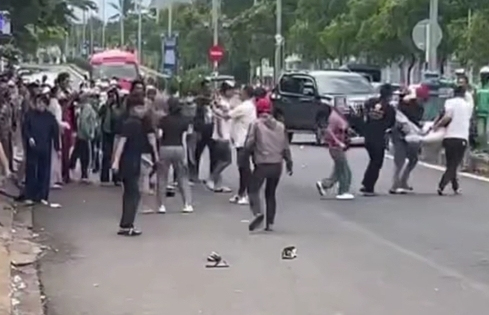 Đánh nhau náo loạn trước cổng bệnh viện, 1 người được... khiêng vào viện