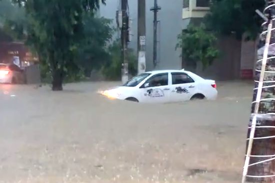 Mưa lớn trong nhiều giờ gây ngập sâu ở Lạng Sơn, nước tràn cả vào nhà dân