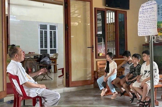 Ông nội gây sốt với cách khiến ‘khối nghỉ hè’ hạn chế điện thoại, chăm làm việc