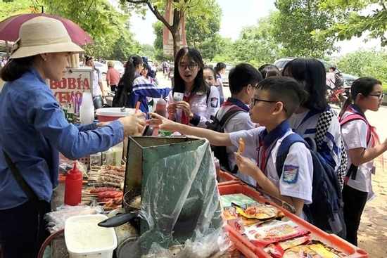 Tốt nhất cấm con ăn uống những thứ bán trước cổng trường