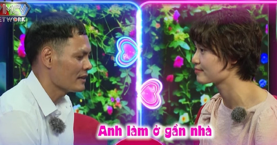 Cặp đôi tâm đầu ý hợp, cùng nhau đếm và bấm nút hẹn hò