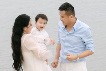 Hồ Quỳnh Hương khoe ảnh trăng mật, con trai hiếm hoi lộ mặt chuẩn gen bố