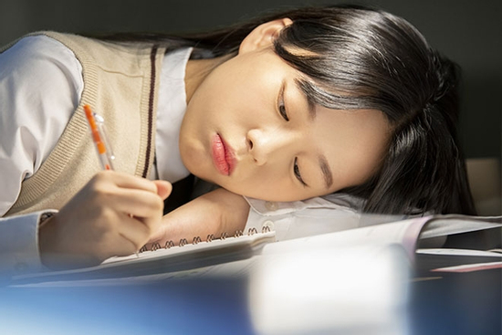 Con gái suy sụp, nhịn ăn mất ngủ, nằm lì trong phòng vì trượt lớp 10 trường công