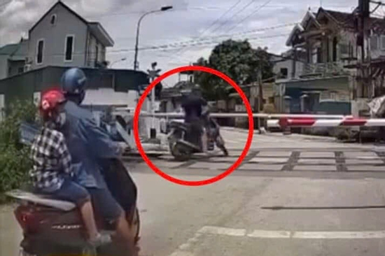 Gác chắn đã hạ, người đàn ông vẫn cố vượt qua đường sắt bị tàu hoả tông tử vong