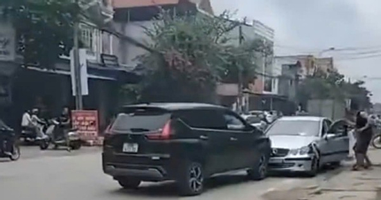 VIDEO: Tài xế Xpander dùng xe mình 
