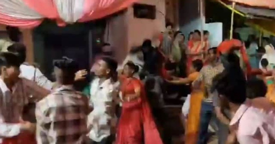 Gia đình cô dâu lao lên sân khấu, ẩu đả dữ dội với gia đình chú rể