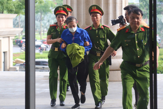 Cựu bí thư tỉnh ủy Hoàng Thị Thúy Lan cùng các bị cáo đến tòa bằng xe đặc chủng và xe 29 chỗ