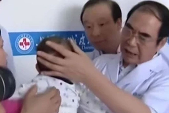 Người phụ nữ ăn món 