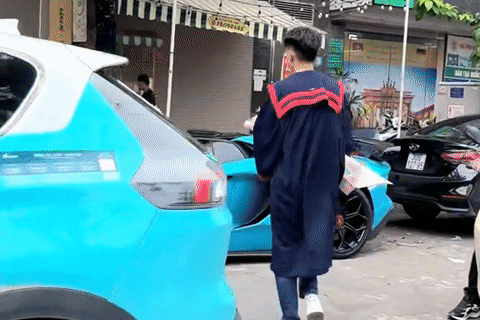 Sự thật về video chàng trai lái siêu xe dự tốt nghiệp ở Hà Nội hút 'triệu view'