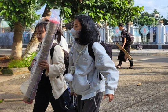 77 thí sinh 'khăn gói' vượt rừng, đi xuyên 2 tỉnh đến điểm thi tốt nghiệp