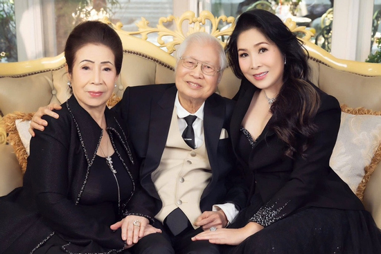 Bố mẹ NSND Hồng Vân rạng rỡ bên con cháu trong hình ảnh kỉ niệm 60 năm ngày cưới